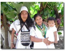 Una familia Arhuaca habitantes del norte de Colombia. Una tribu tradicional y matriarcal.